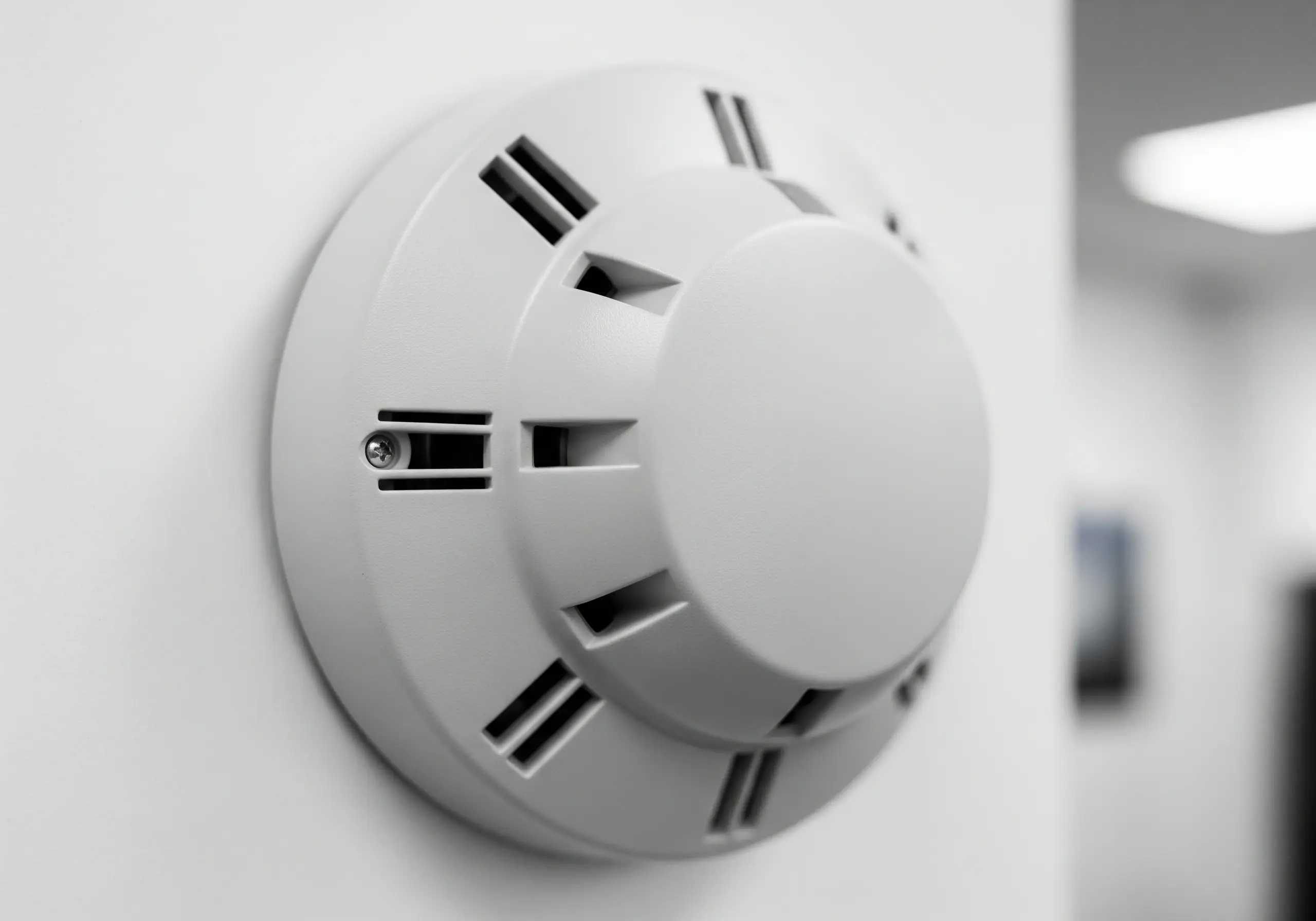 Detector térmico o de calor diseñado para cuartos de máquinas y cocinas.